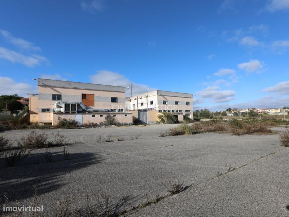Armazém e ou Atividade Industrial em Sintra.