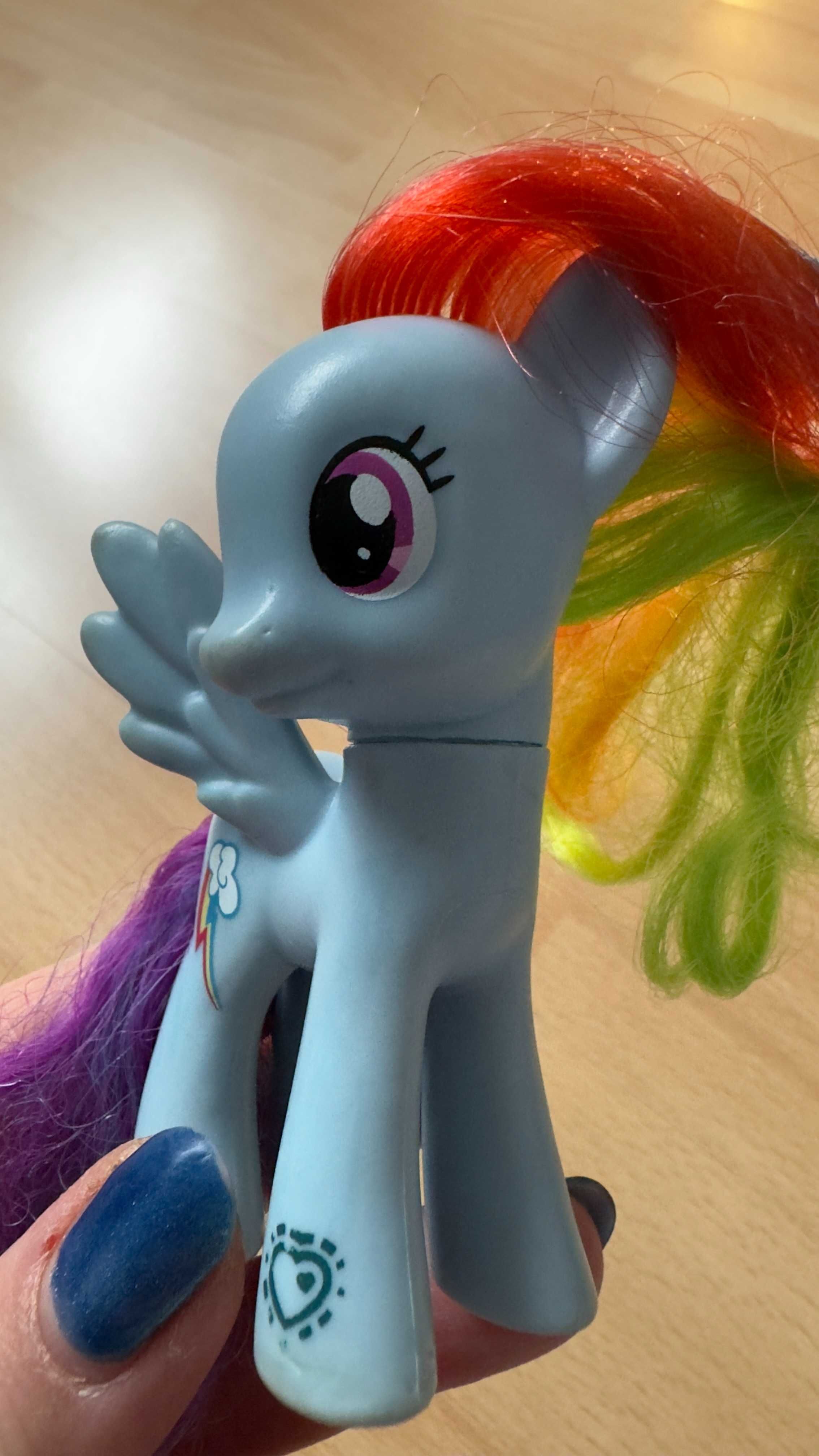 Śliczny kucyk Rainbow Dash firmy Hasbro My Little Pony