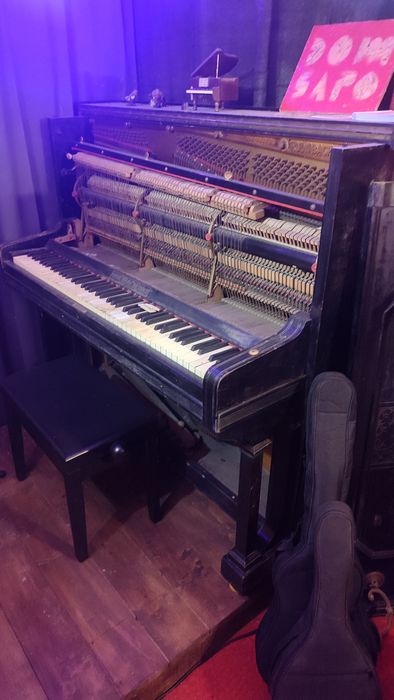 Piano vertical acústico IBACH