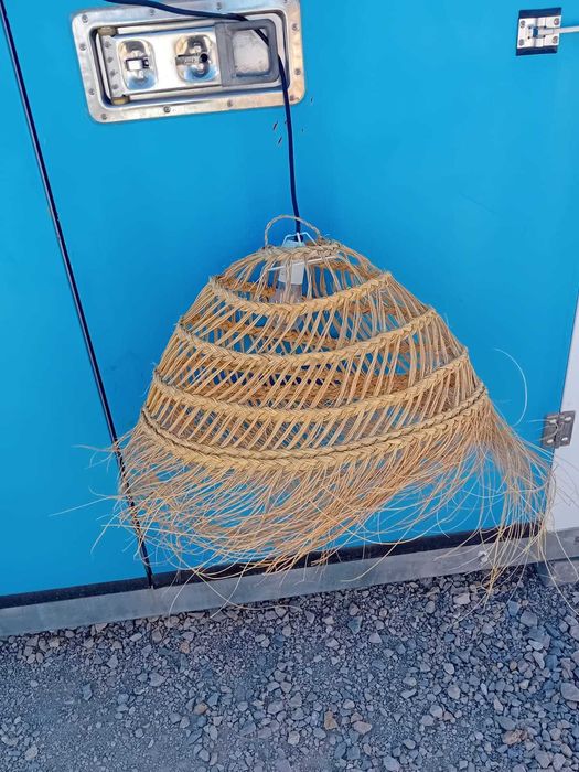 Candeeiro de teto de palha