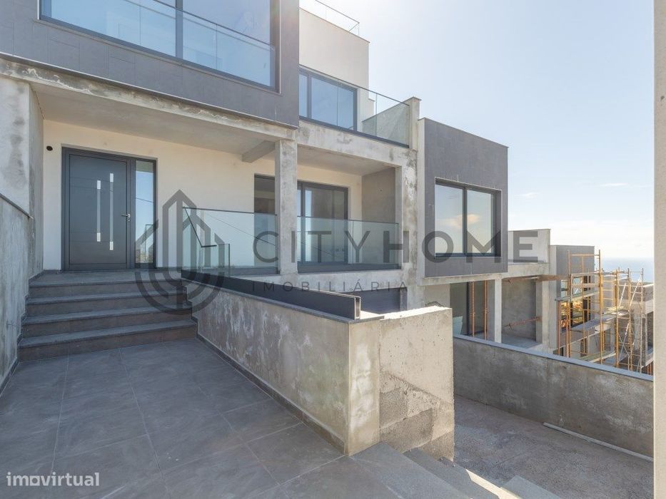 Moradia em bandaT3 com piscina individual e deslumbrante vista mar