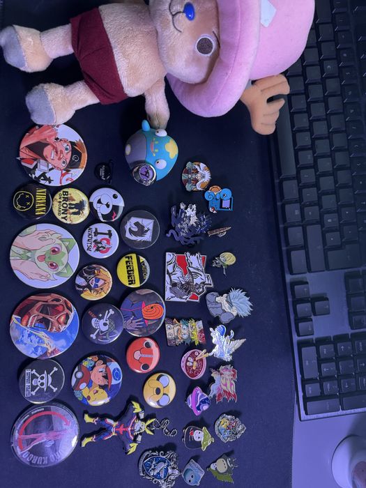 Peluche Chopper e pins de varios animes