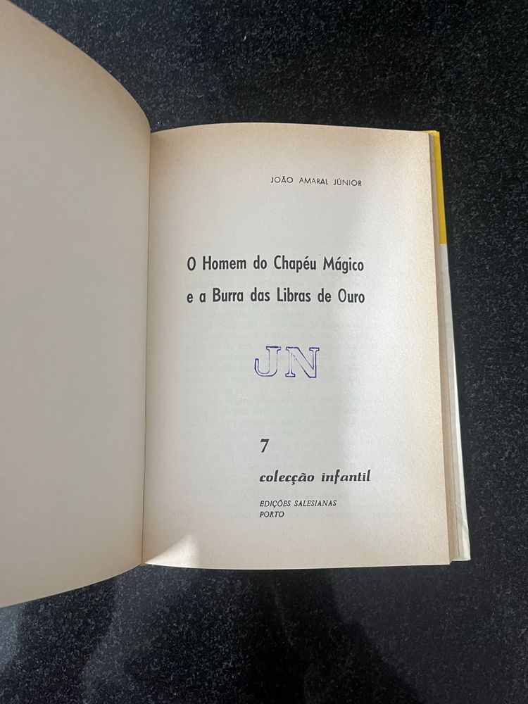 Livro “O Homem do Chapéu Mágico e a Burra das Libras de Ouro”