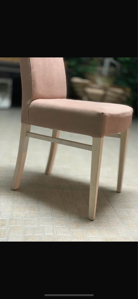 Cadeiras novas, de cor rosa velho