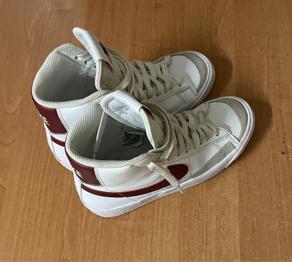 NIKE високі кросівки.