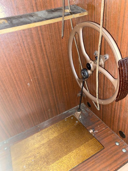 Швейна машинка Чайка-3 в столі