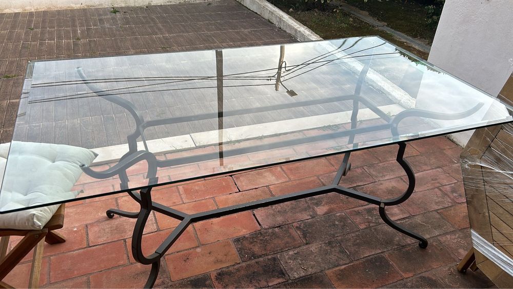 Mesa de vidro com pes em ferro fundido