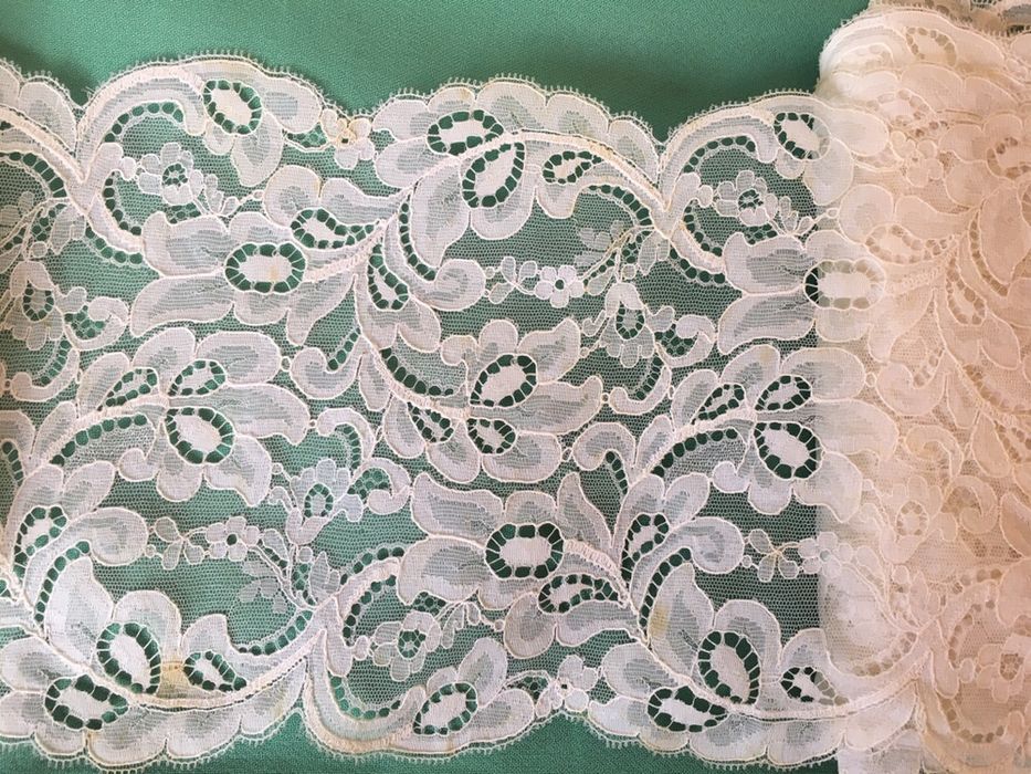 Renda bege com 18 cm de largura