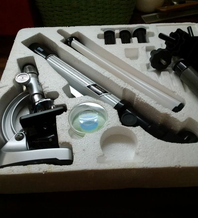 Microscópio em caixa com tripé