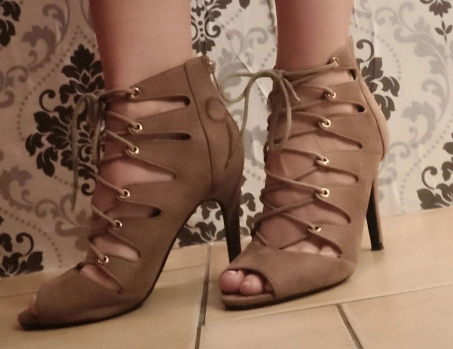 Buty na obcasie zamszowe