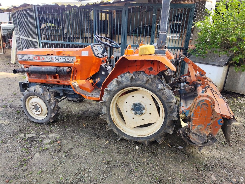 Trator Kubota - 4x4 / 3 alfaias