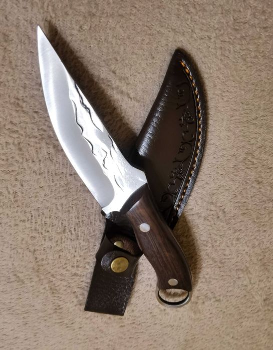 Ostry nóż myśliwski, wędkarski lub kuchenny z pożądanej stali