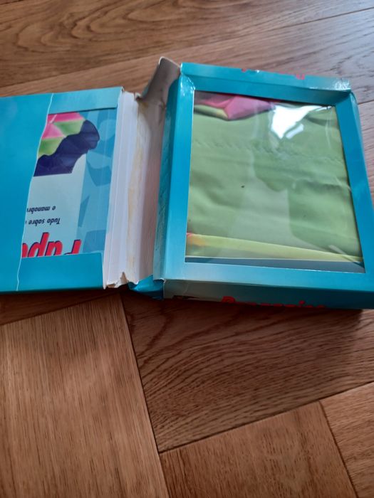 Papagaio de tecido com instruções.  Nunca foi montado