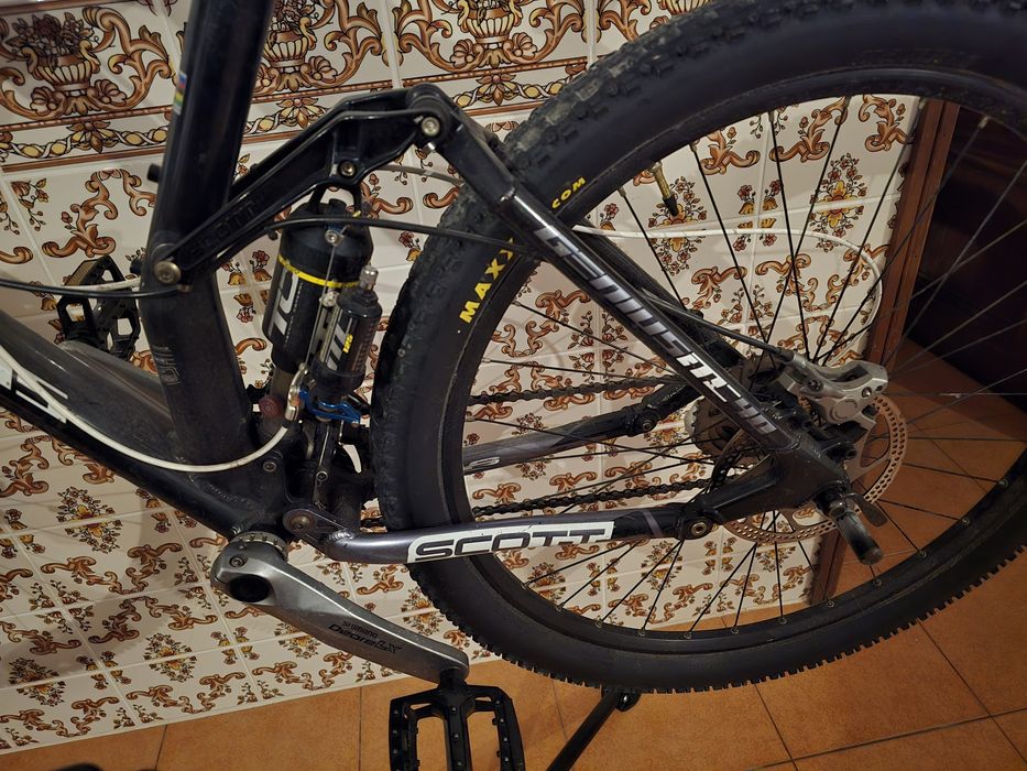 Bicicleta BTT Scott + suporte para reparação / manutenção