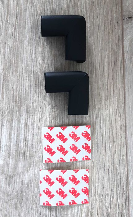 ZABEZPIECZENIE NAROŻNIKÓW 2 szt. z pianki. Kolor czarny.