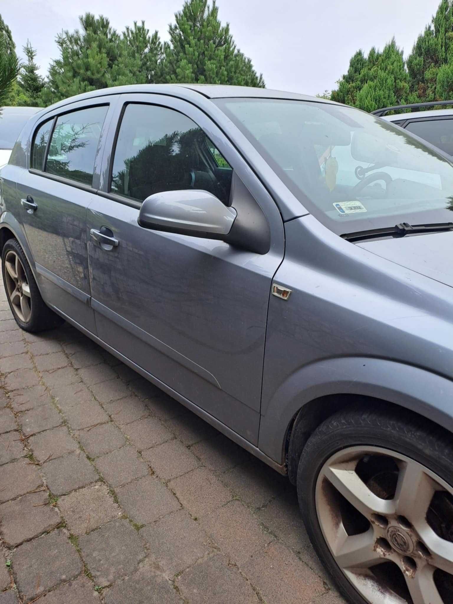 Opel Astra H samochód osobowy