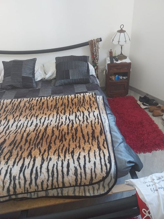 Cama em ferro e duas mesinhas de cabeceira