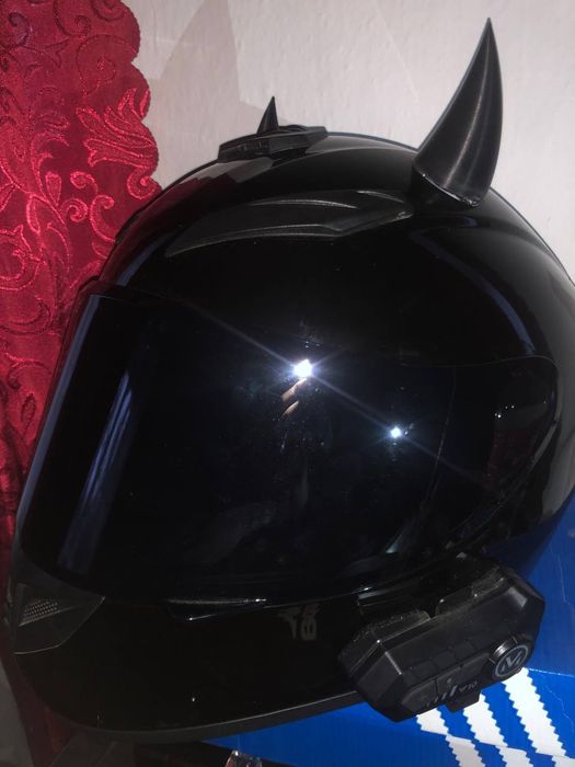 Продам глянцевий шолом розміру S