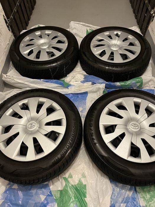 Koła Toyota 4x100 felgi opony zimowe 175/65/15 oryginal Yaris III 54,1