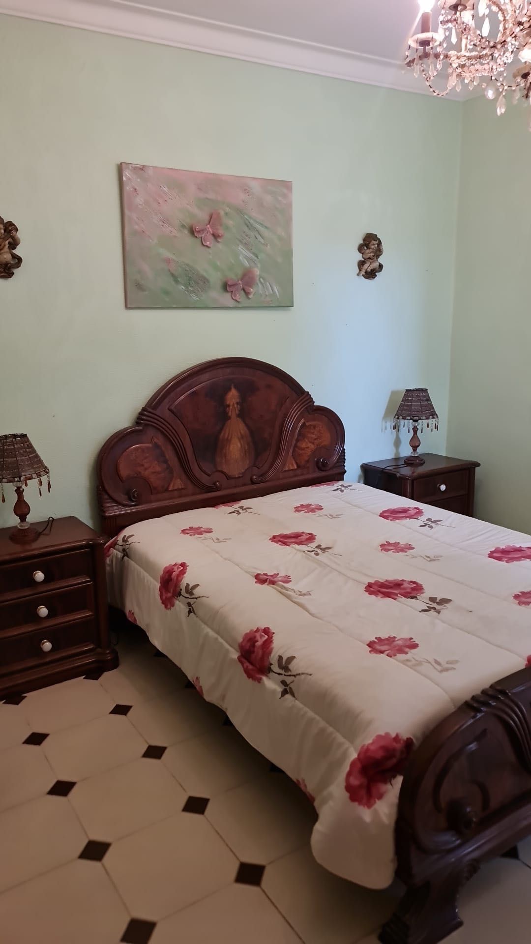 Conjunto de Quarto Estilo Clássico em Madeira Escura