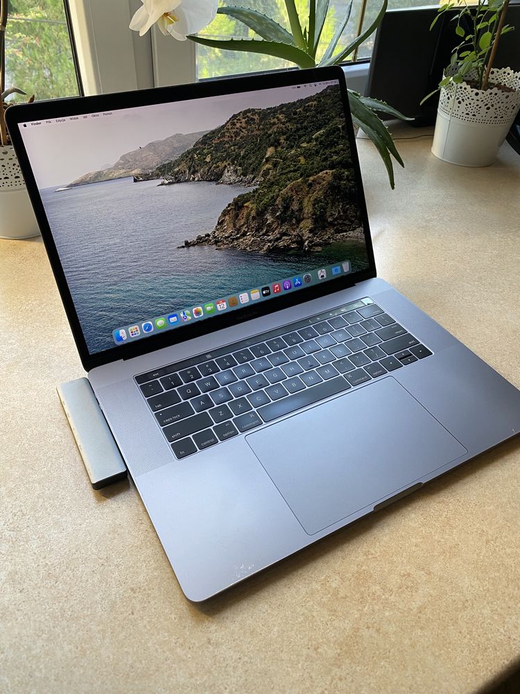 MacBook Pro 15 mid 2016 a1707 i7/ 16gb ram/ 500gb ssd/ Radeon 455 2gb