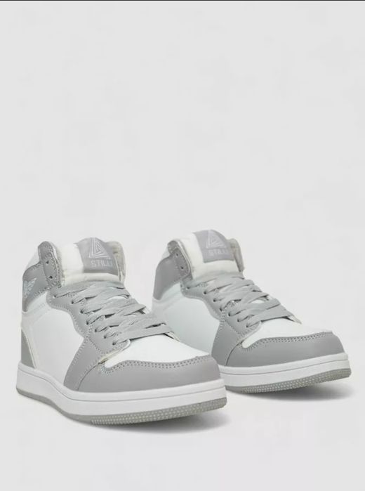 Кросівки жіночі зимові на хутрі, колір біло-сірий