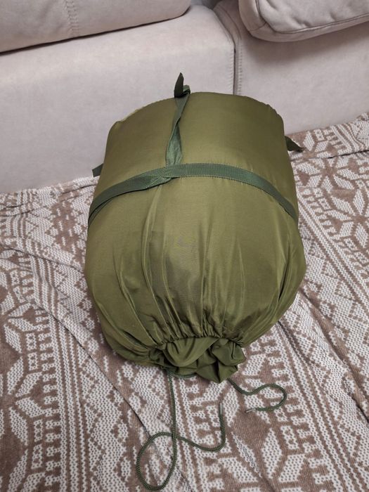 Продам два спальніка та берци