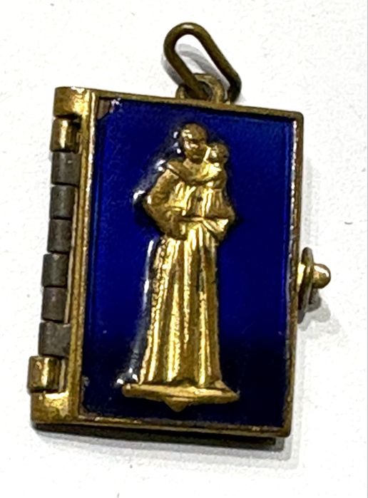 antigo pendente livrinho relicário Santo António dourado e esmaltado