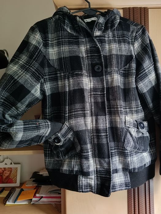 Kurtka w klatkę na jesień