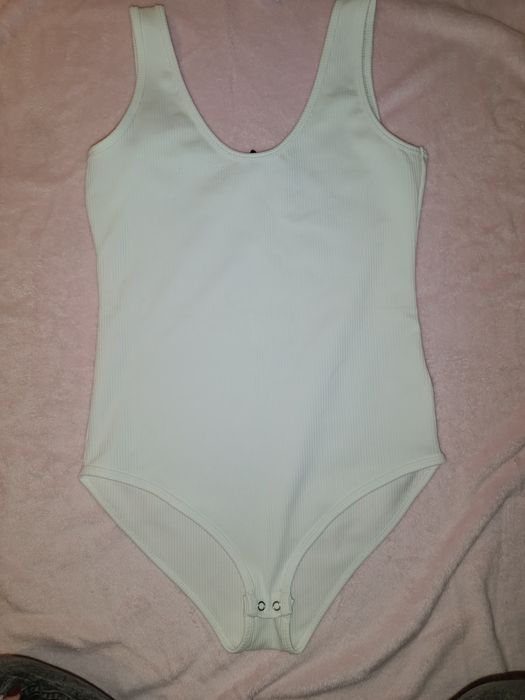 Białe body prążkowane dla kobiety