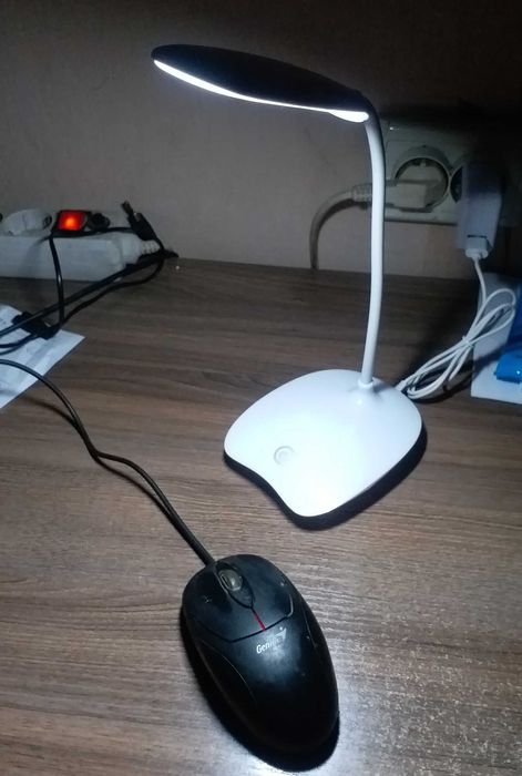 Настільна LED лампа з акумулятором