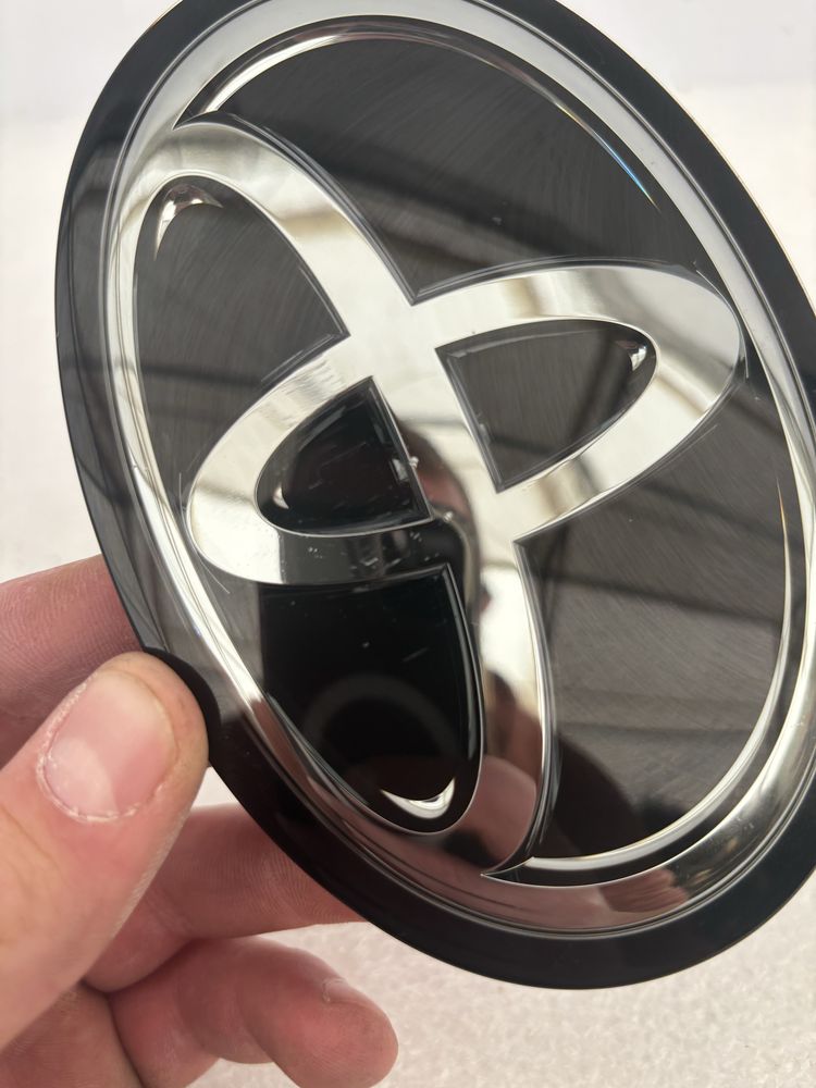 Toyota Corolla E21 sedan emblemat znaczek logo przód pod radar grilla