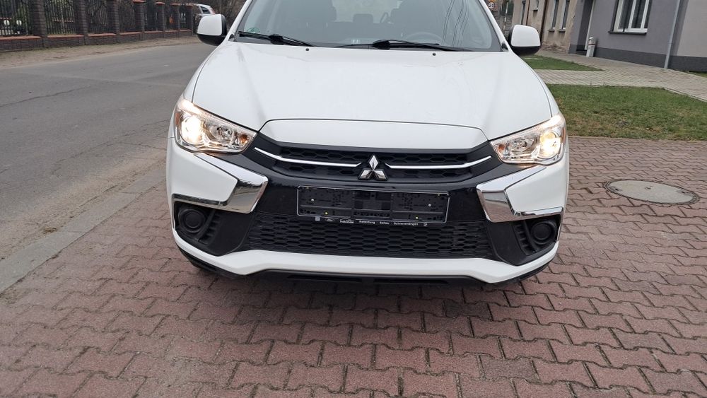 Ładny biały, niski przebieg.