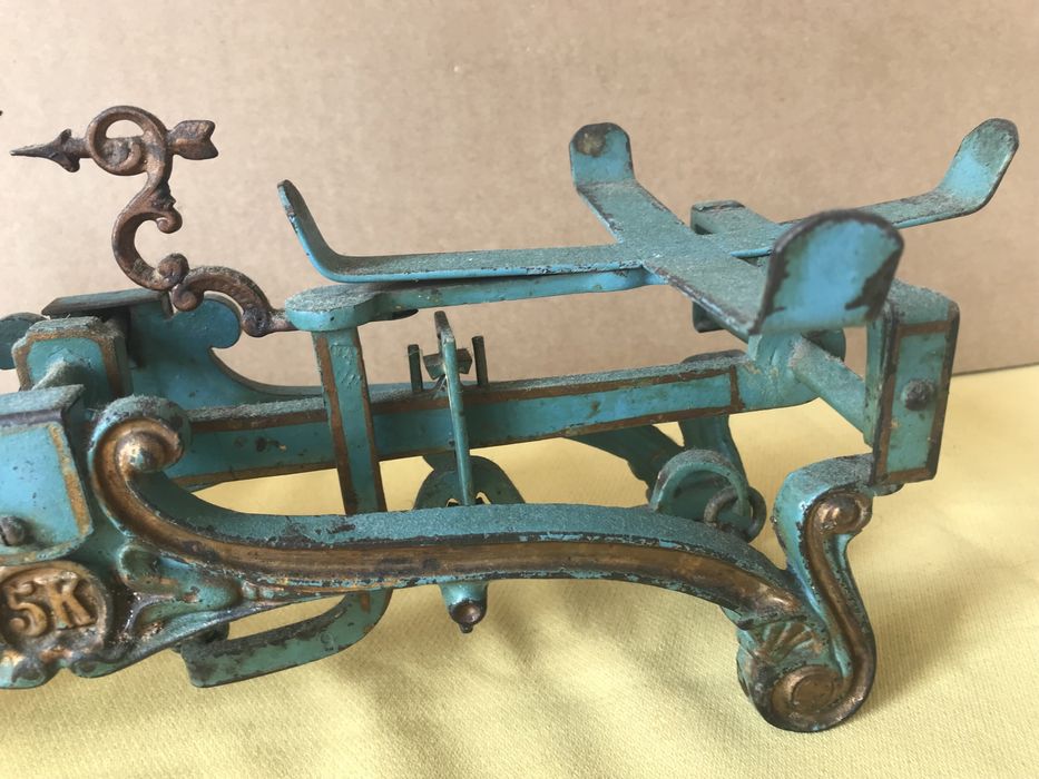 Stara żeliwna zabytkowa waga szalkowa