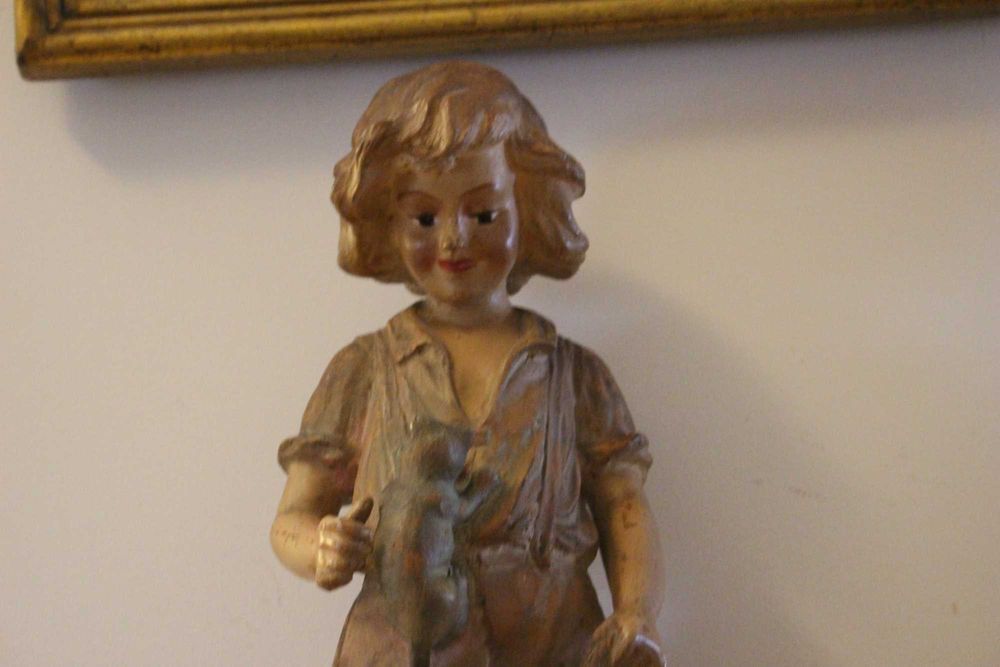 Escultura possivelmente Estatuária: O menino e os gatos