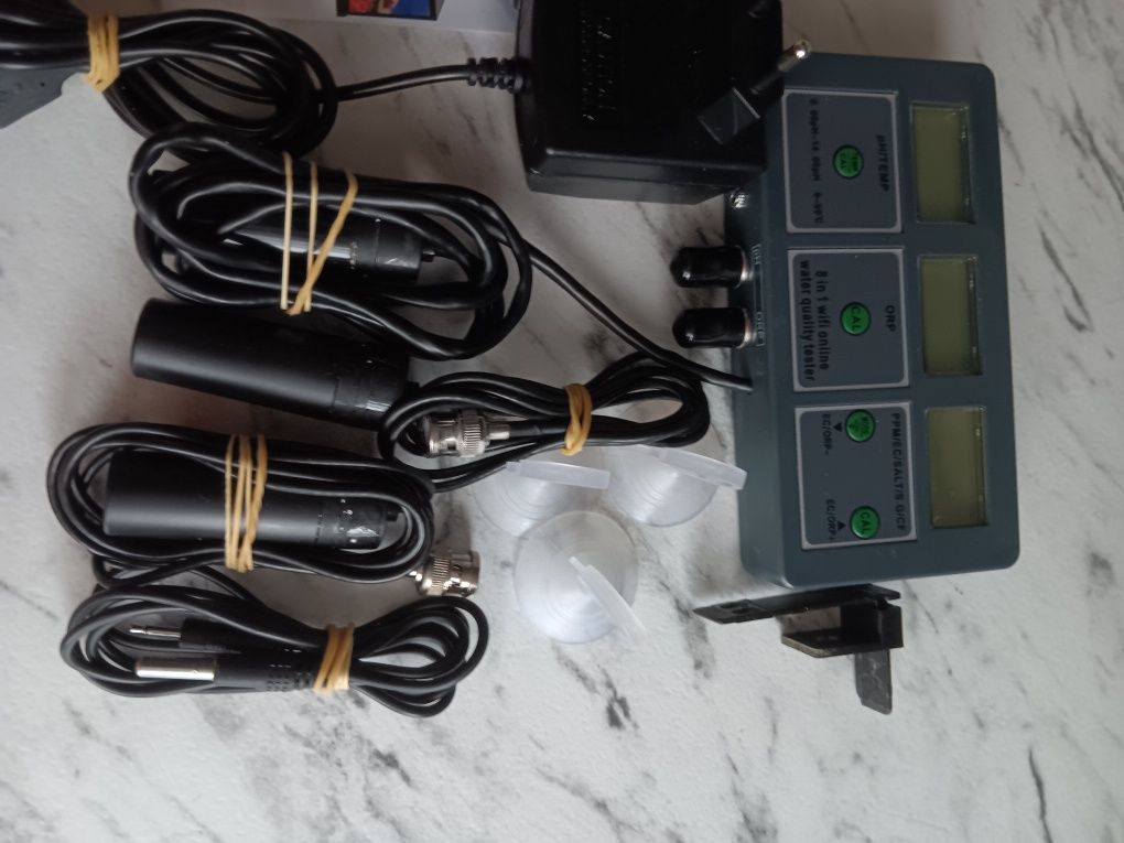Miernik parametrów wody w akwarium morskim  W 218