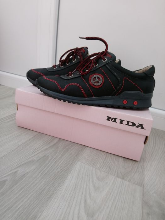 Кросівки підліткові з натуральної шкіри.