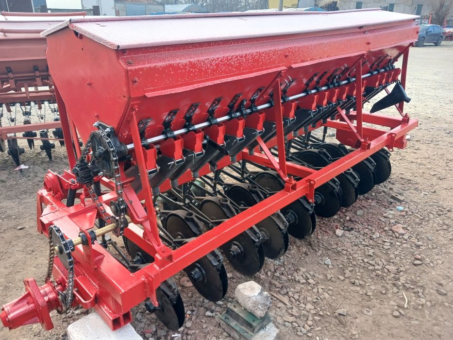 В наявності .Сівалка сз  2.7 навісна. На  18сошникі