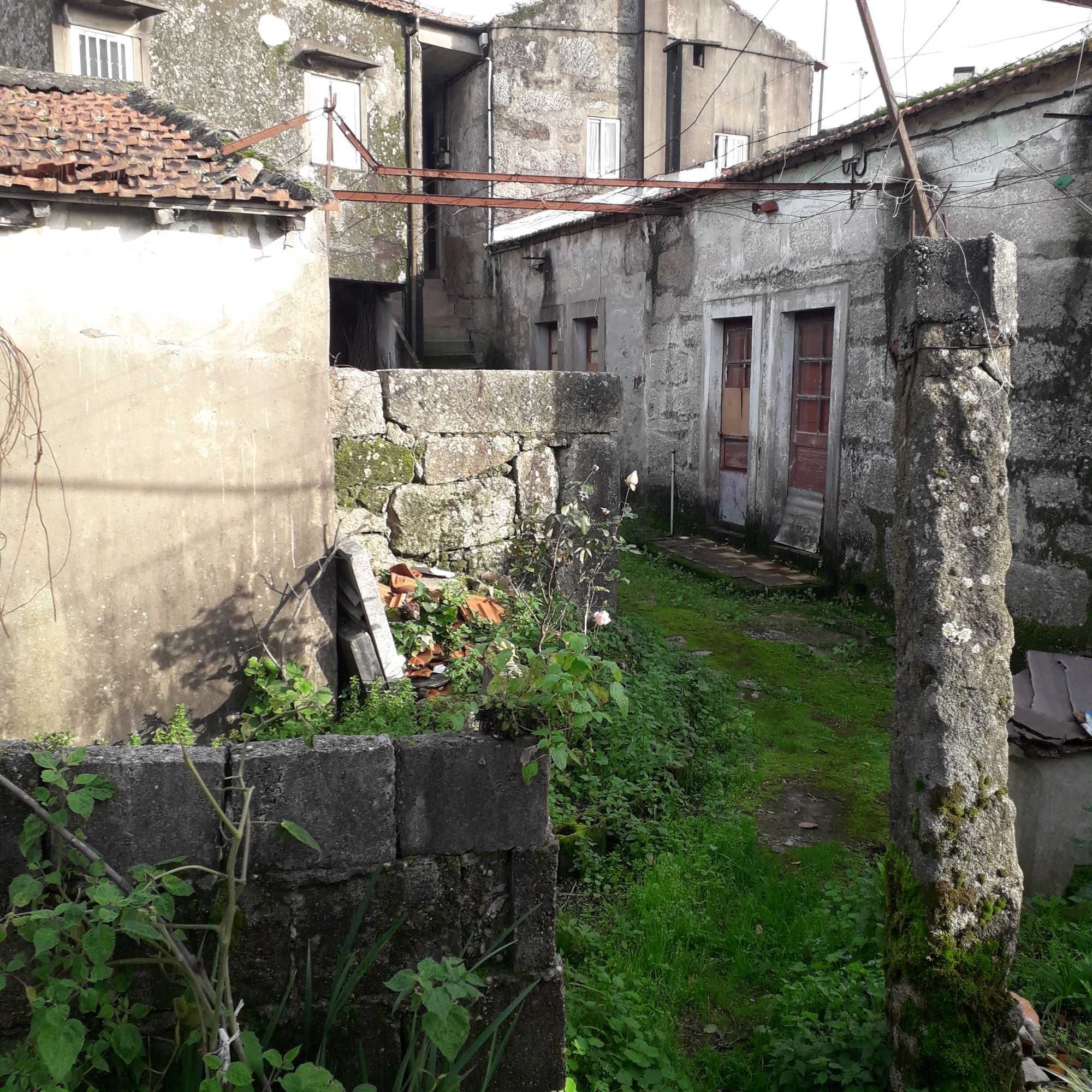 Terreno com casas para reabilitar mais a possibilidade construção nova