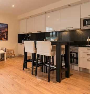 Conjunto Mesa Alta + 4 Cadeiras IKEA + 8 Capas Brancas – Cascais