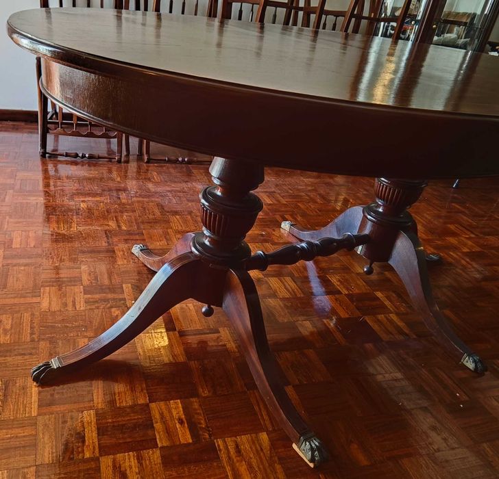 Conjunto Clássico de Sala de Jantar: Móvel + Mesa + 8 Cadeiras