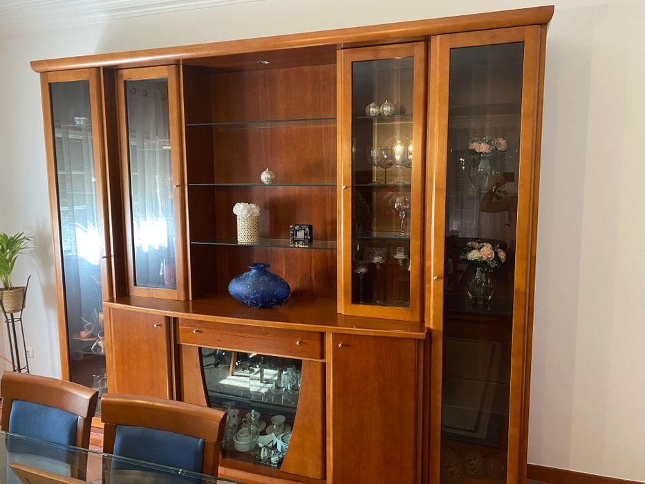 Móvel de sala alto cerejeira com iluminação