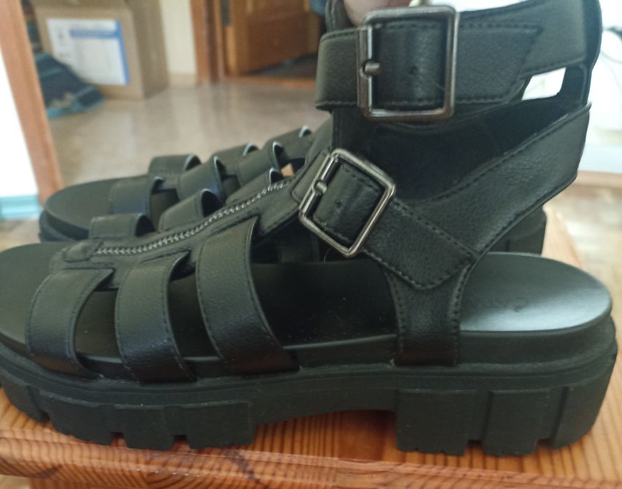 Продам жіночі шкіряні сандалі