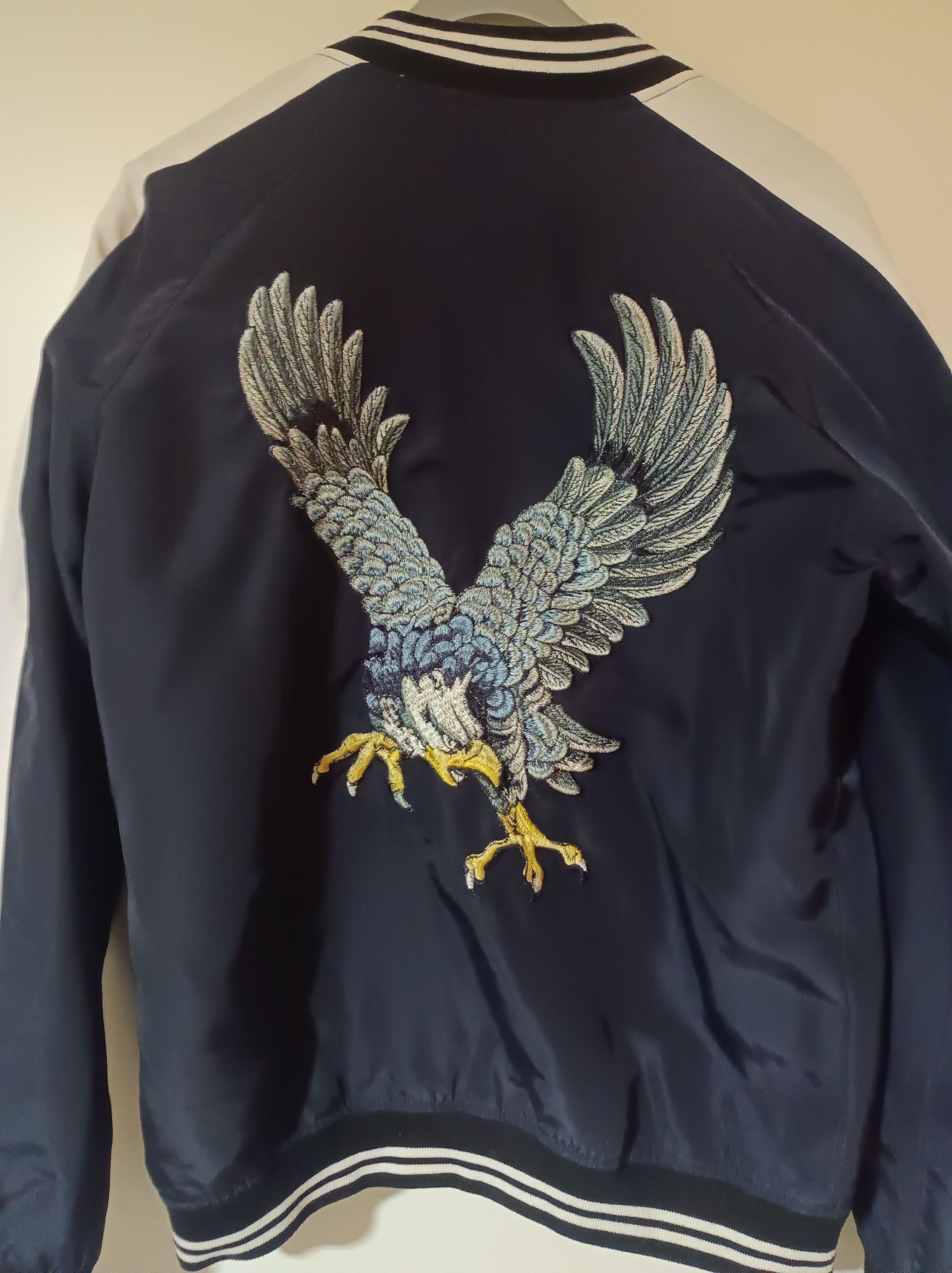Blusão com águia bordada