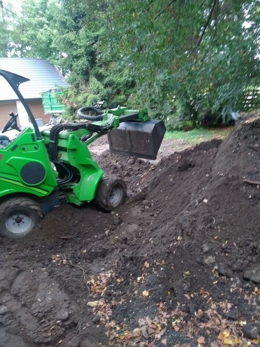 Prace ziemne miniładowarką niwelacja profilowanie plantowanie Avant