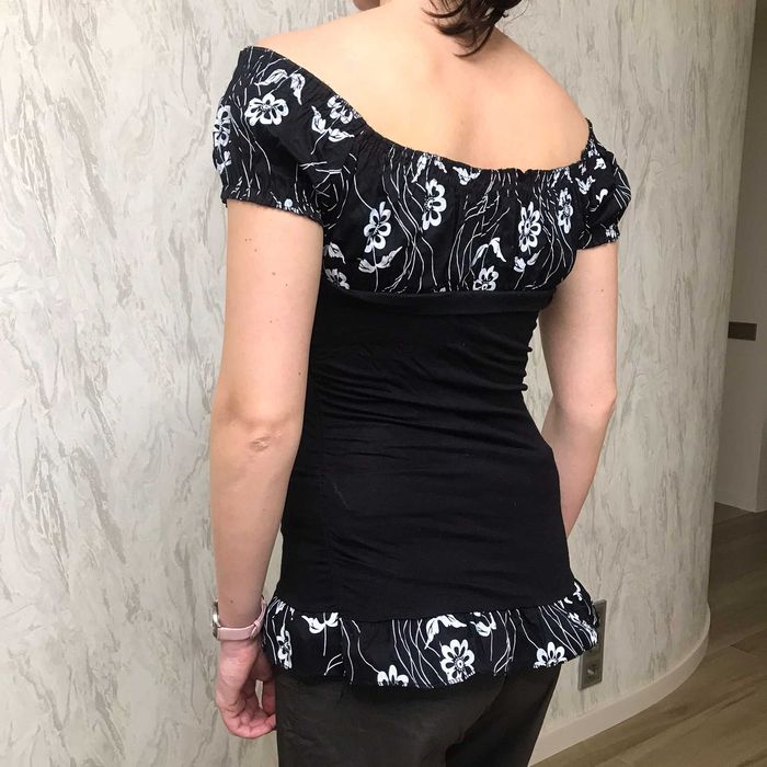 Жіноча футболка з відкритими плечима