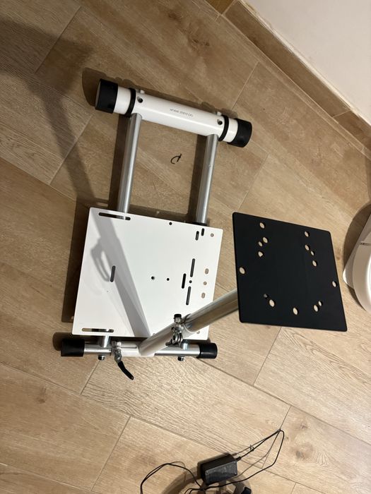 Volant Thrustmaster com pedais e estrutura