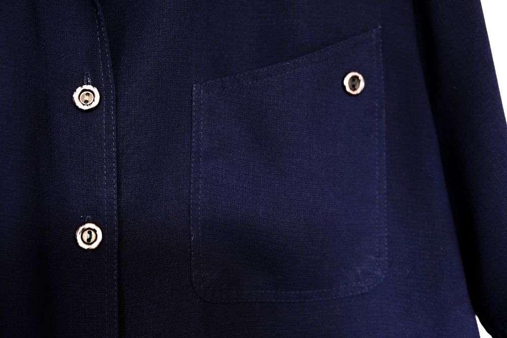 Granatowa bluzka zapinana na guziczki z kołnierzykiem w stylu vintage