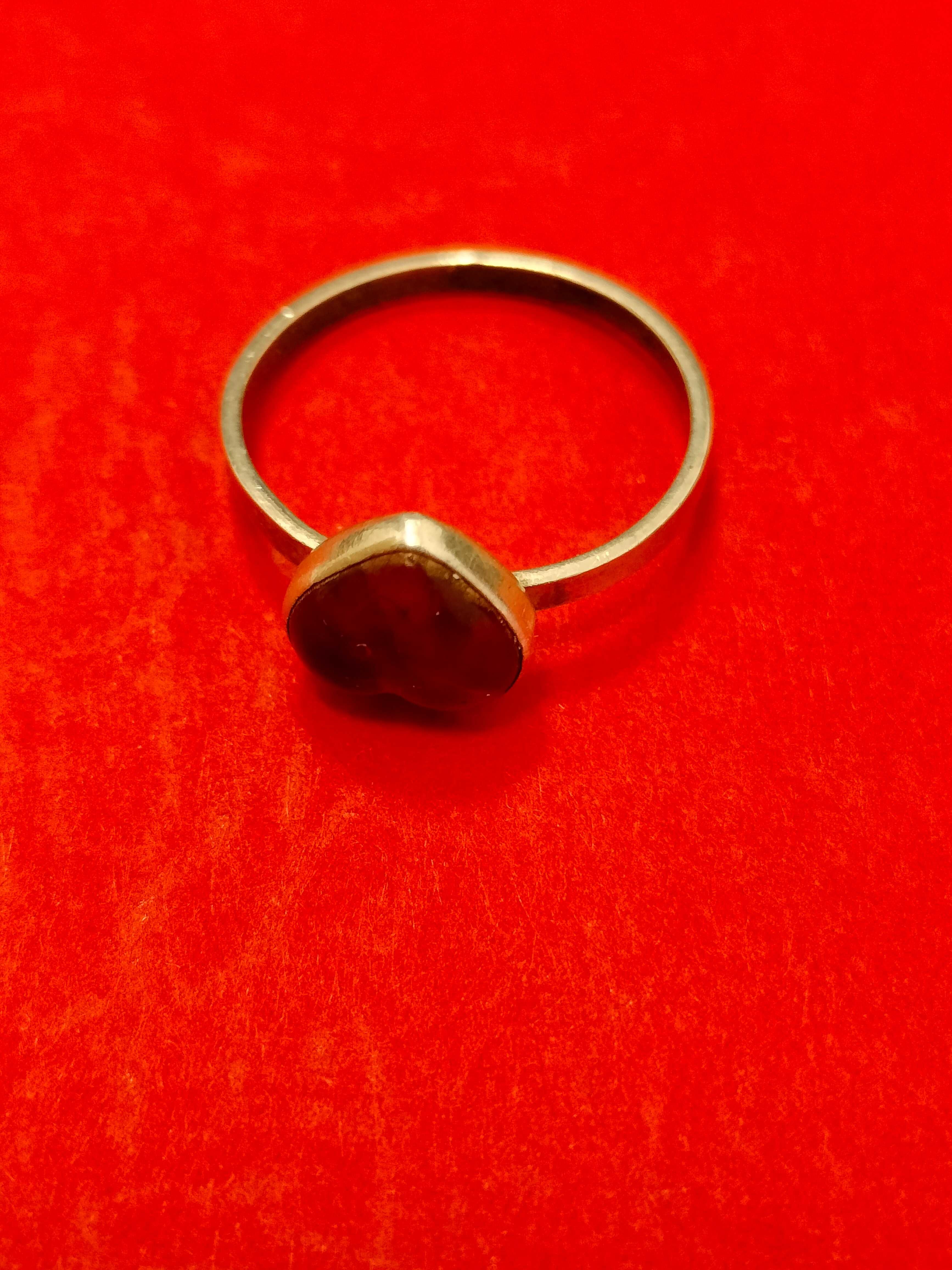 Srebrny pierścionek z bursztynkiem dla dziewczynki