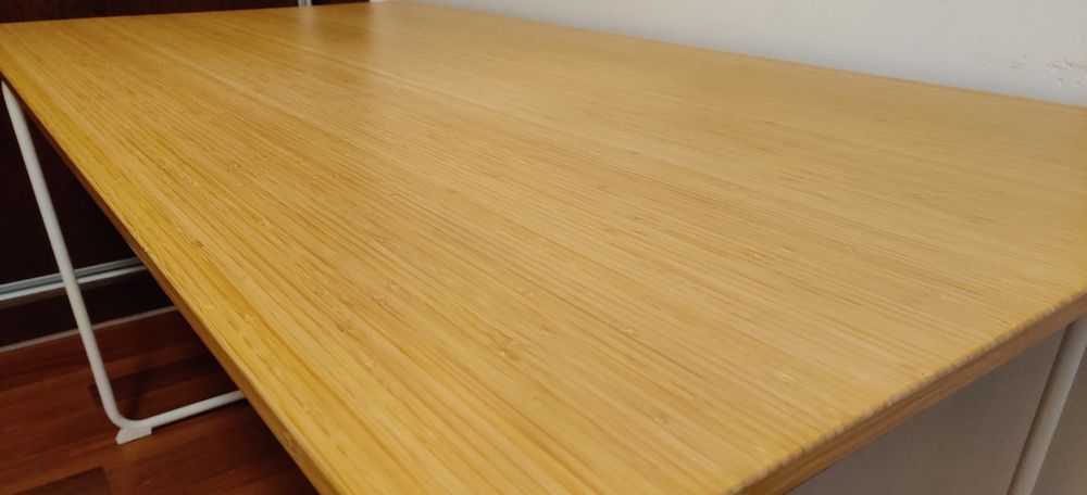 Secretária em Bambu e pernas de metal branco